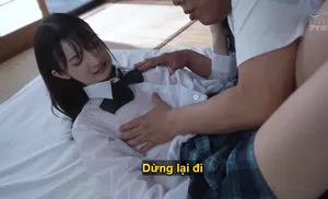 Bố dượng không còn kiềm được trước cô bé trong bộ đồng phục bị ướt mưa