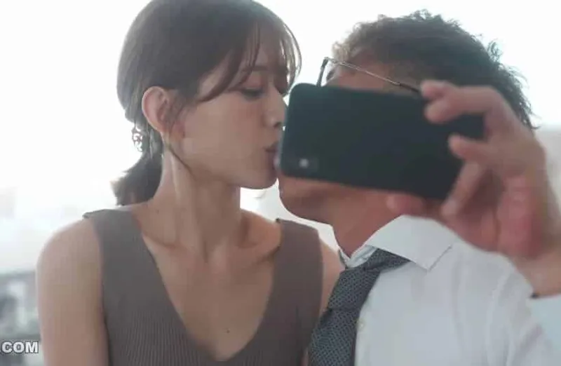 Thấy người vợ hơi lạ, ông chồng xem điện thoại bà xã và thấy cảnh đụ với quản lý của mình