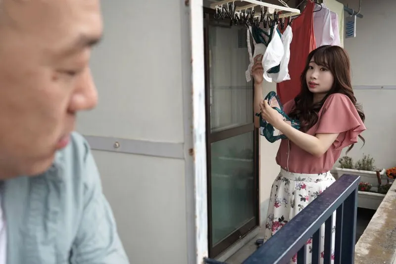 Gã nhà kề bên chuyên soi mói và cặp vợ yêu Ông chồng thường xuyên rên la quá to
